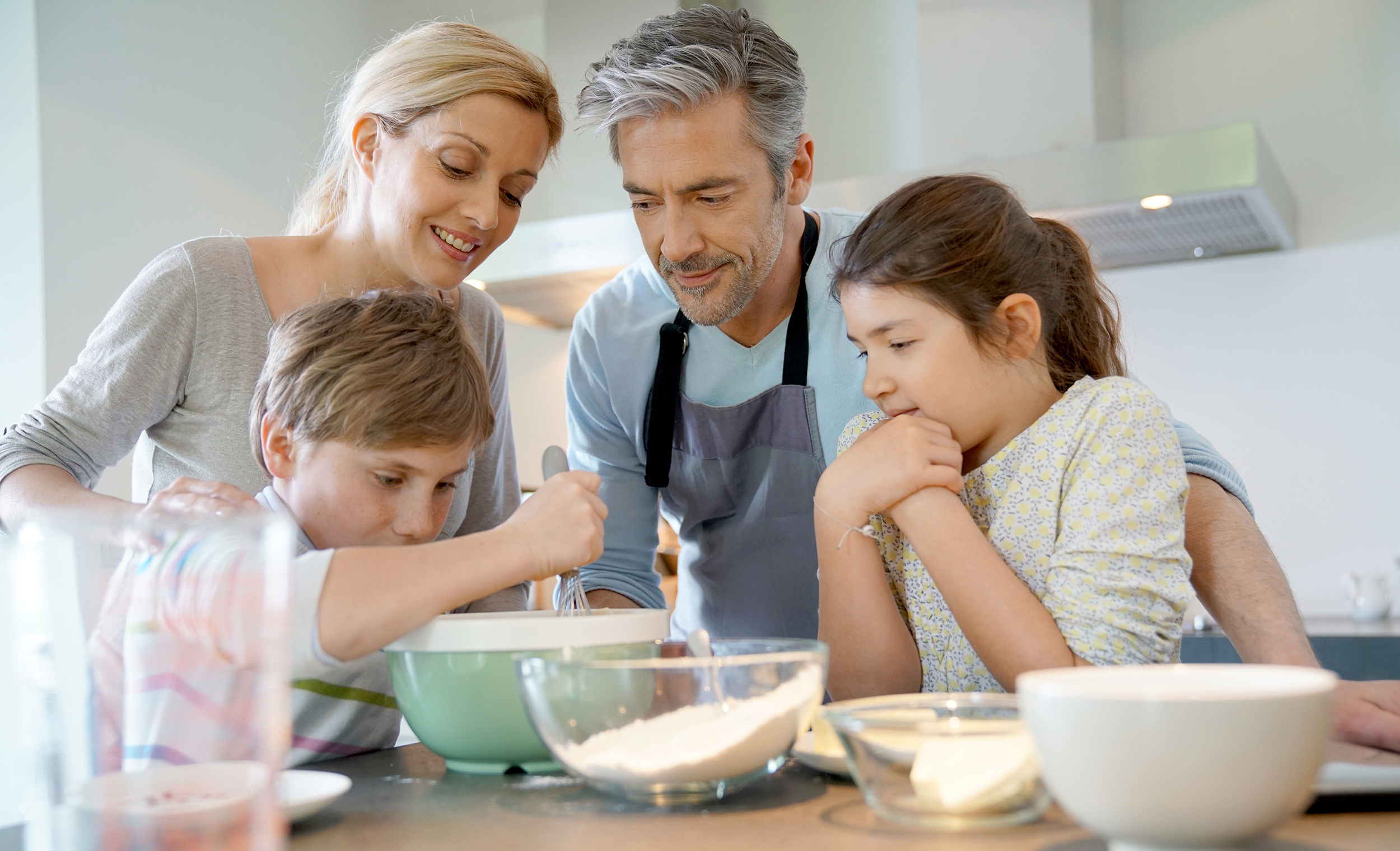 Famille dans la cuisine avec en arrière-plan un système d’extraction de qualité